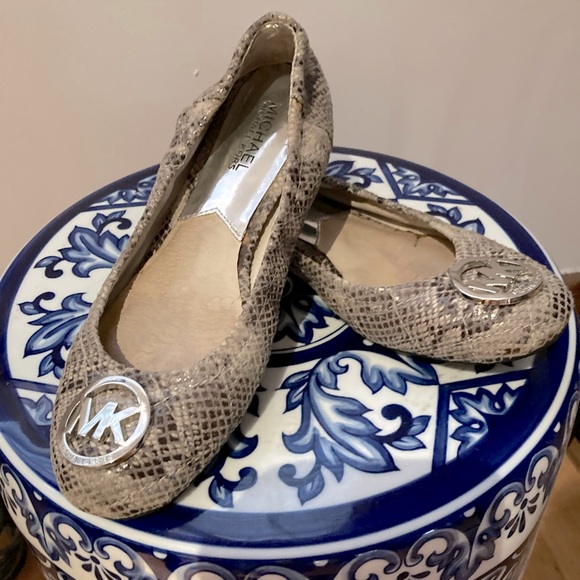 Mom’s Closet ❤️ MICHAEL KORS SHOES - Picture 2 of 3